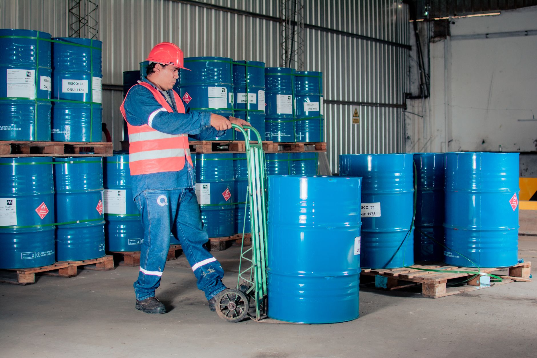 Montacargas y estanterías en un almacén de distribución