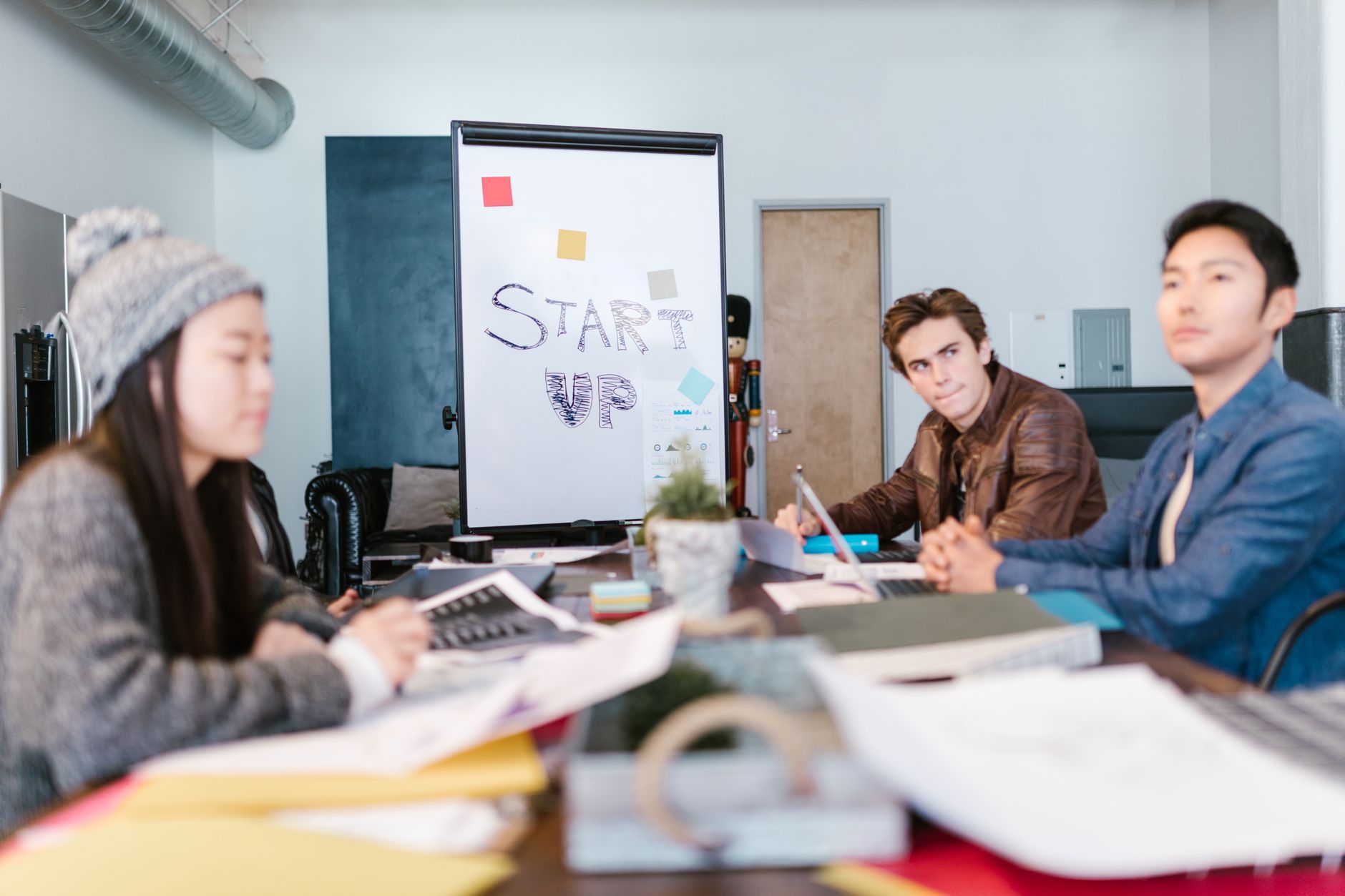 Equipo trabajando en un espacio de coworking