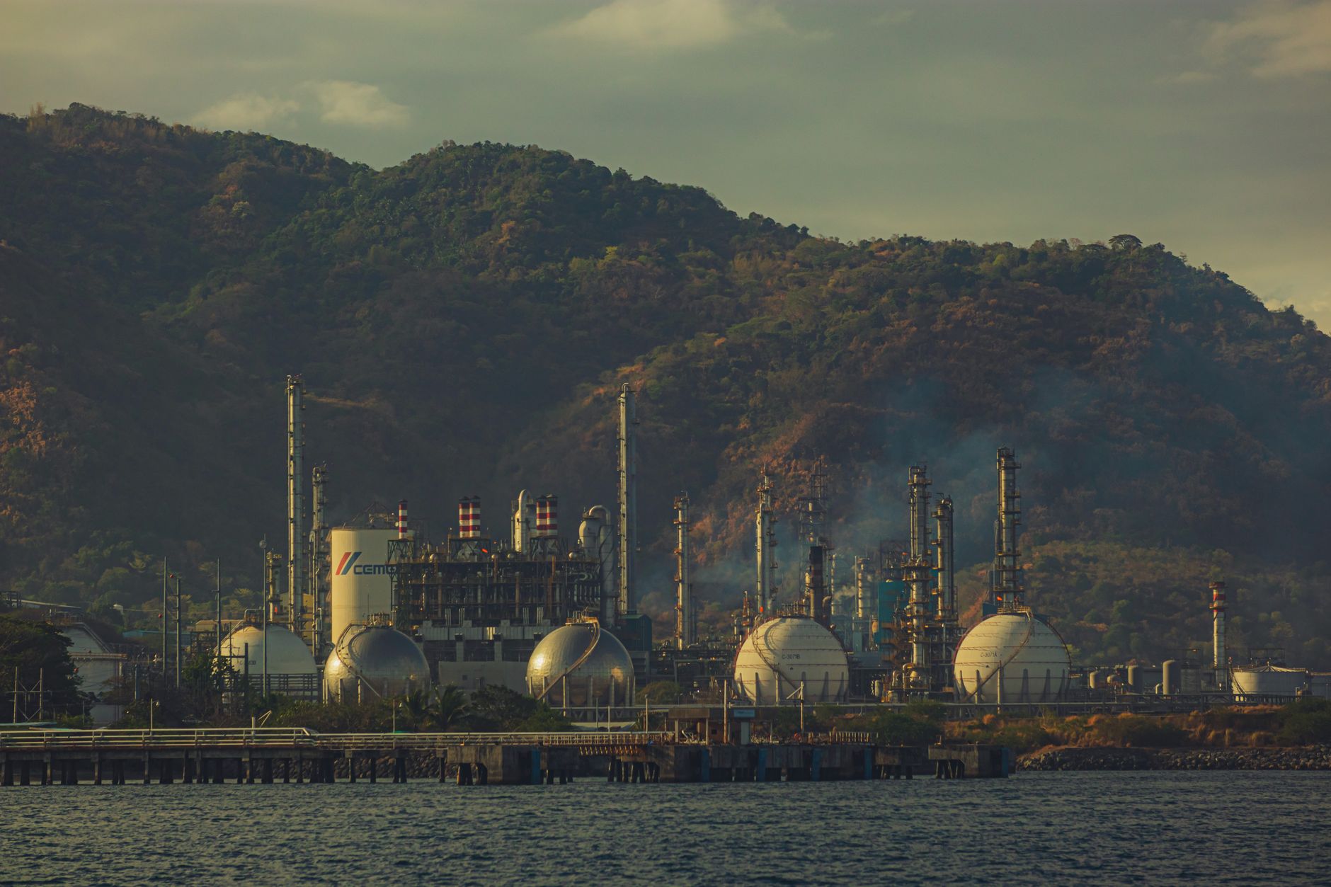 Torres y tuberías de una refinería de petróleo