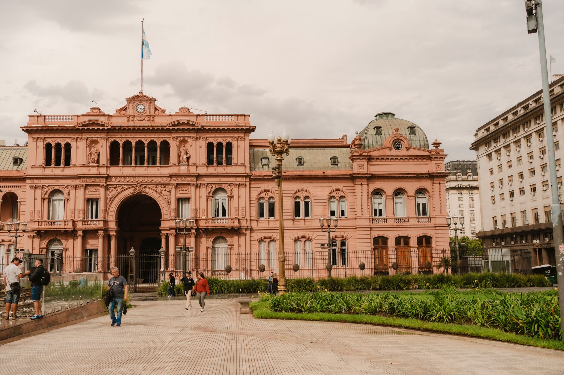 Edificio de gobierno con banderas