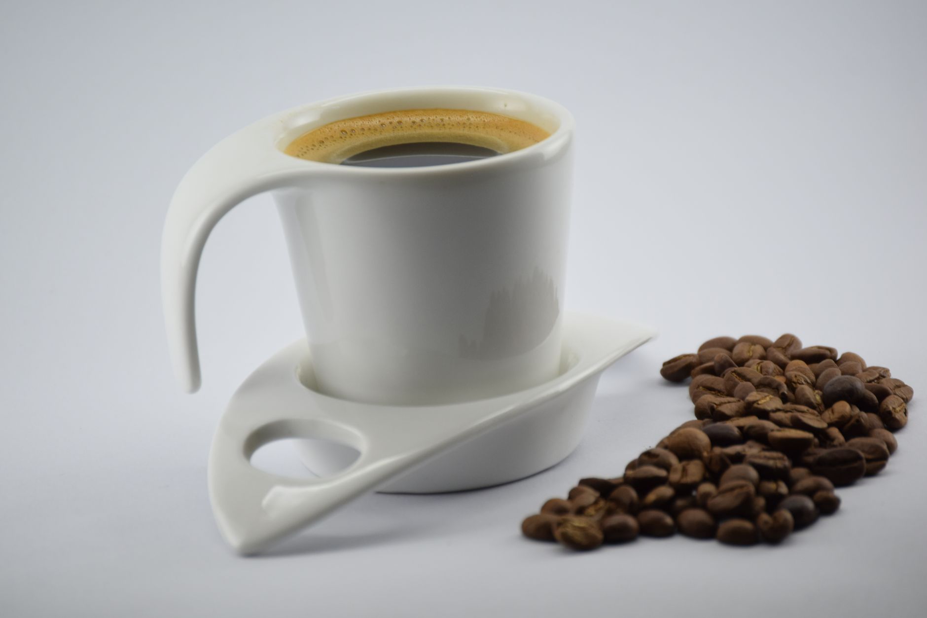 Granos de café madurando en la planta