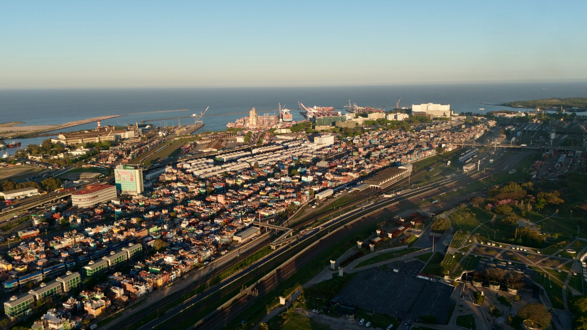 Grúas y contenedores en un puerto de carga