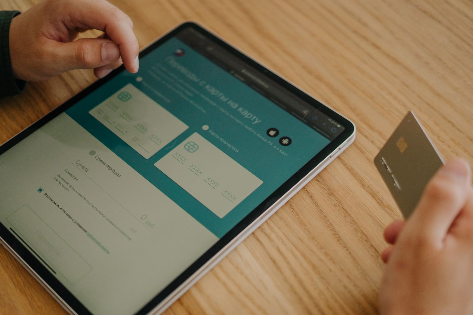 Uso de una aplicación de banca digital en el teléfono