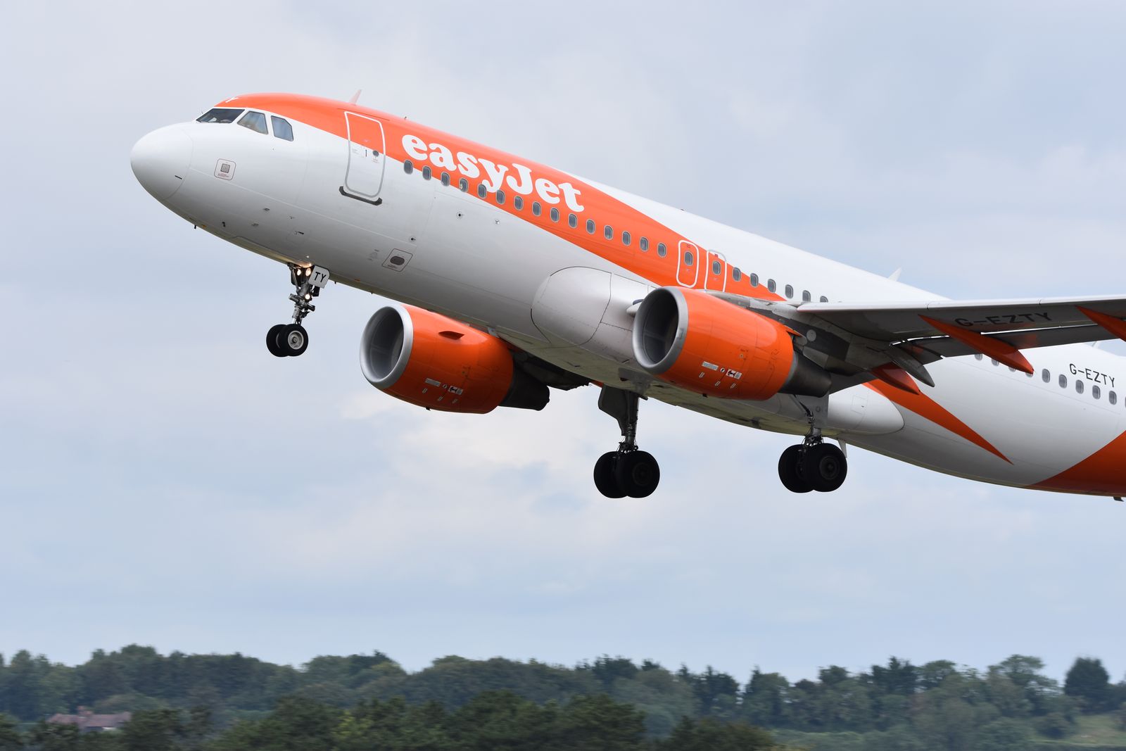 Avión de aerolínea de bajo coste en la pista de un aeropuerto al atardecer