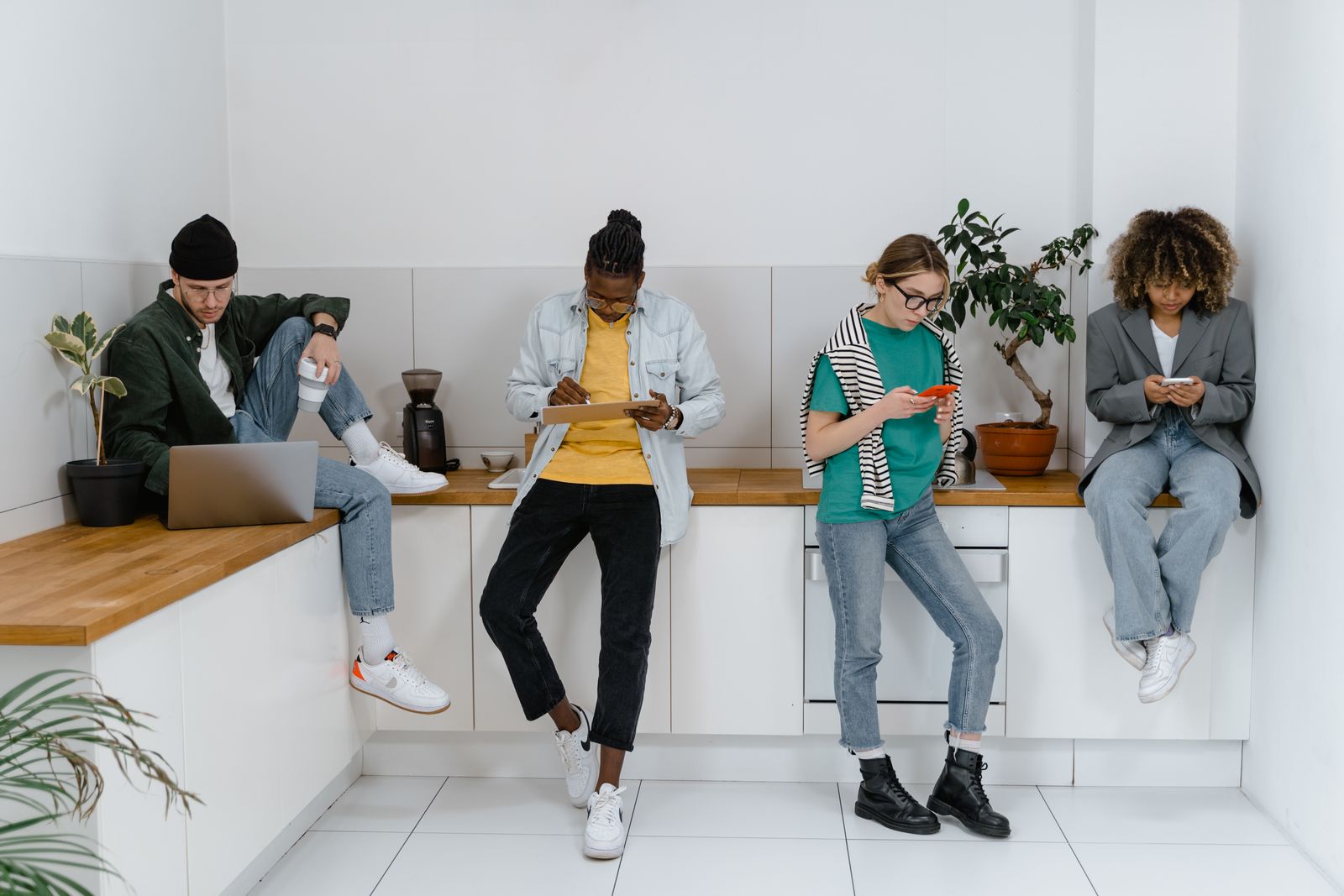 Cocina profesional de restaurante con personal y una tablet digital sobre la mesa de trabajo
