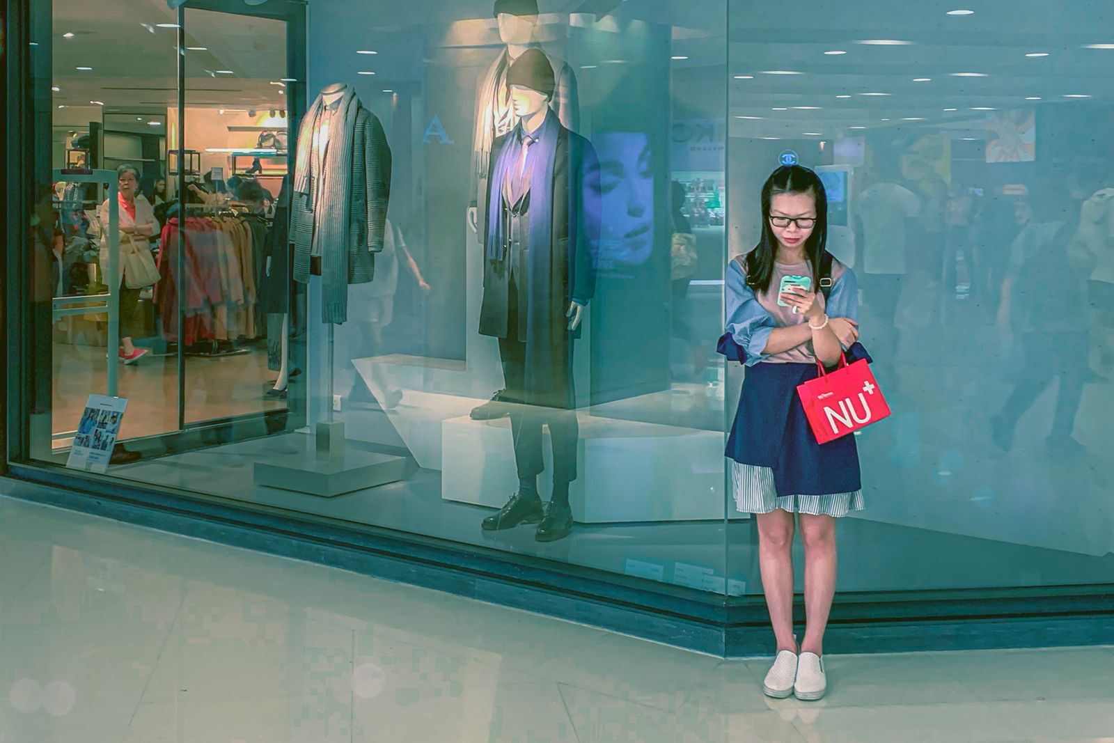 Tienda de moda moderna con ropa ordenada y pantallas digitales