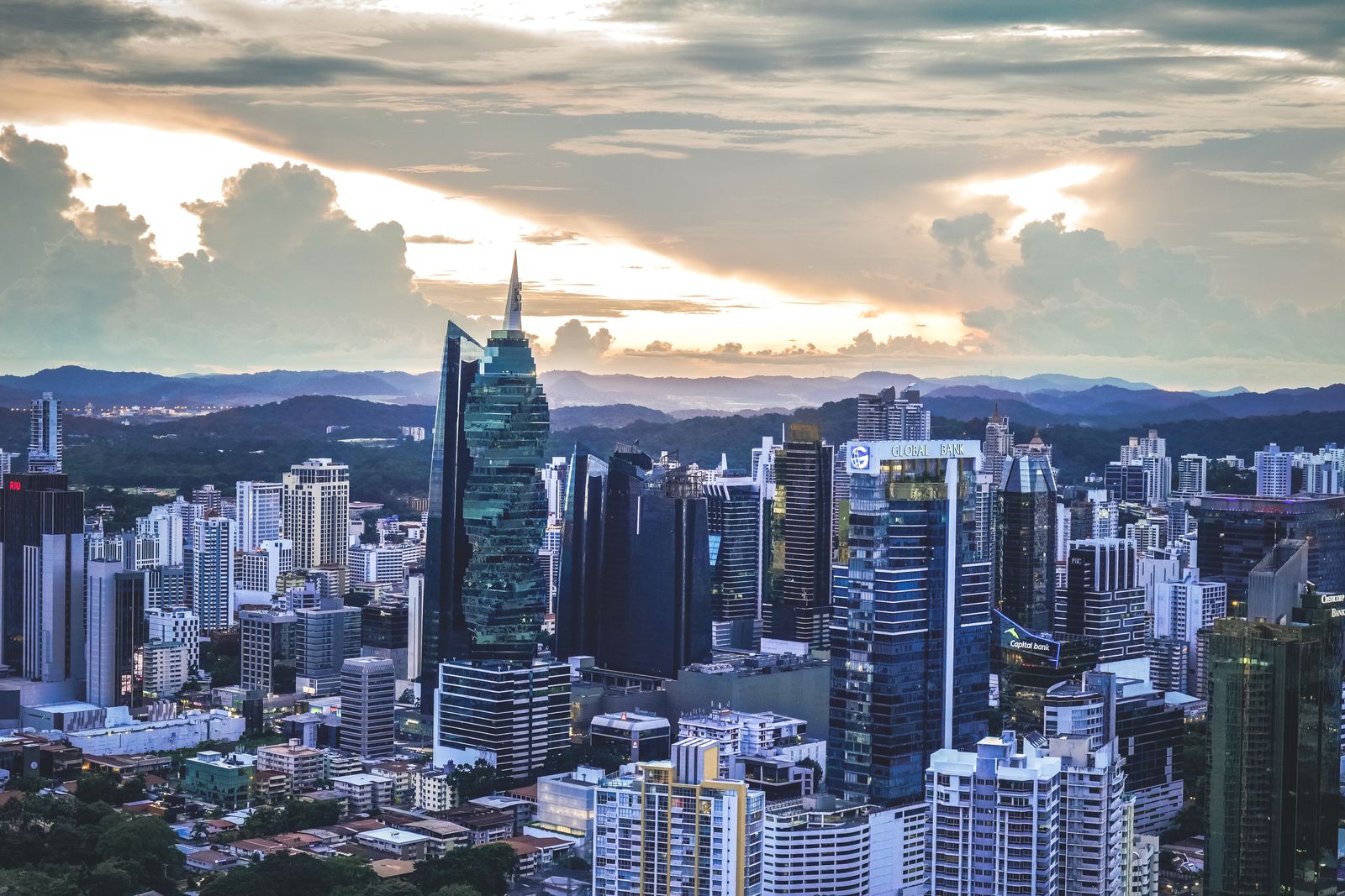 Skyline de una ciudad latinoamericana con edificios modernos al atardecer