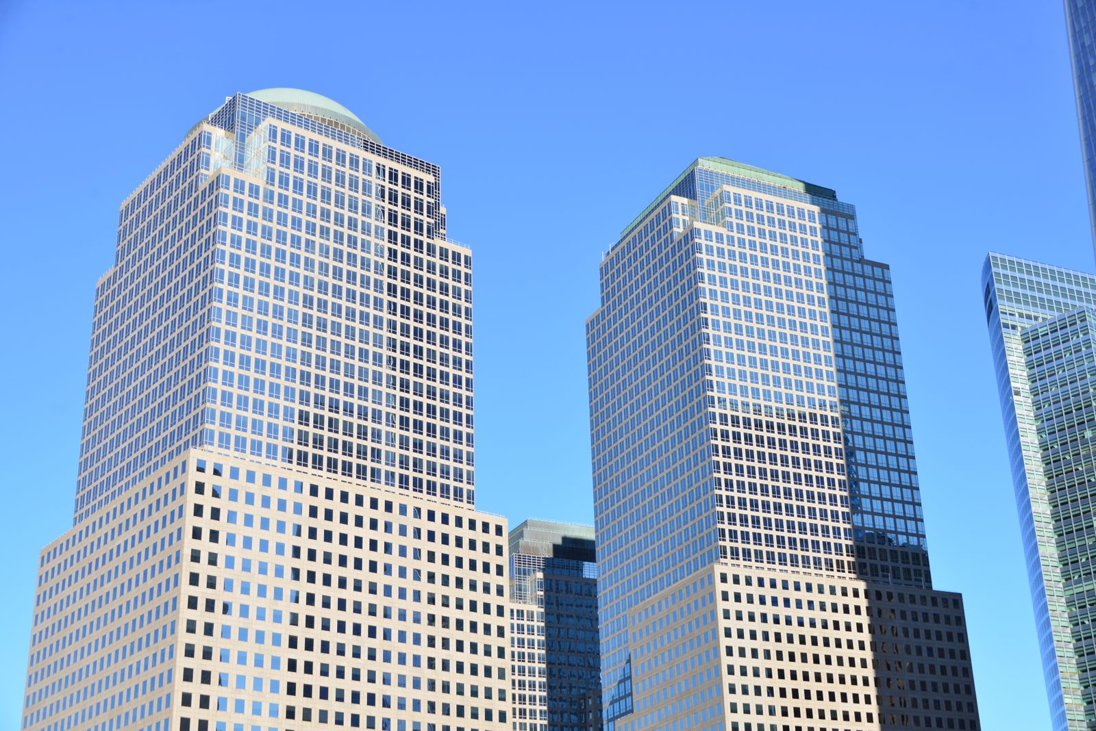 Edificios corporativos modernos en una ciudad latinoamericana al atardecer
