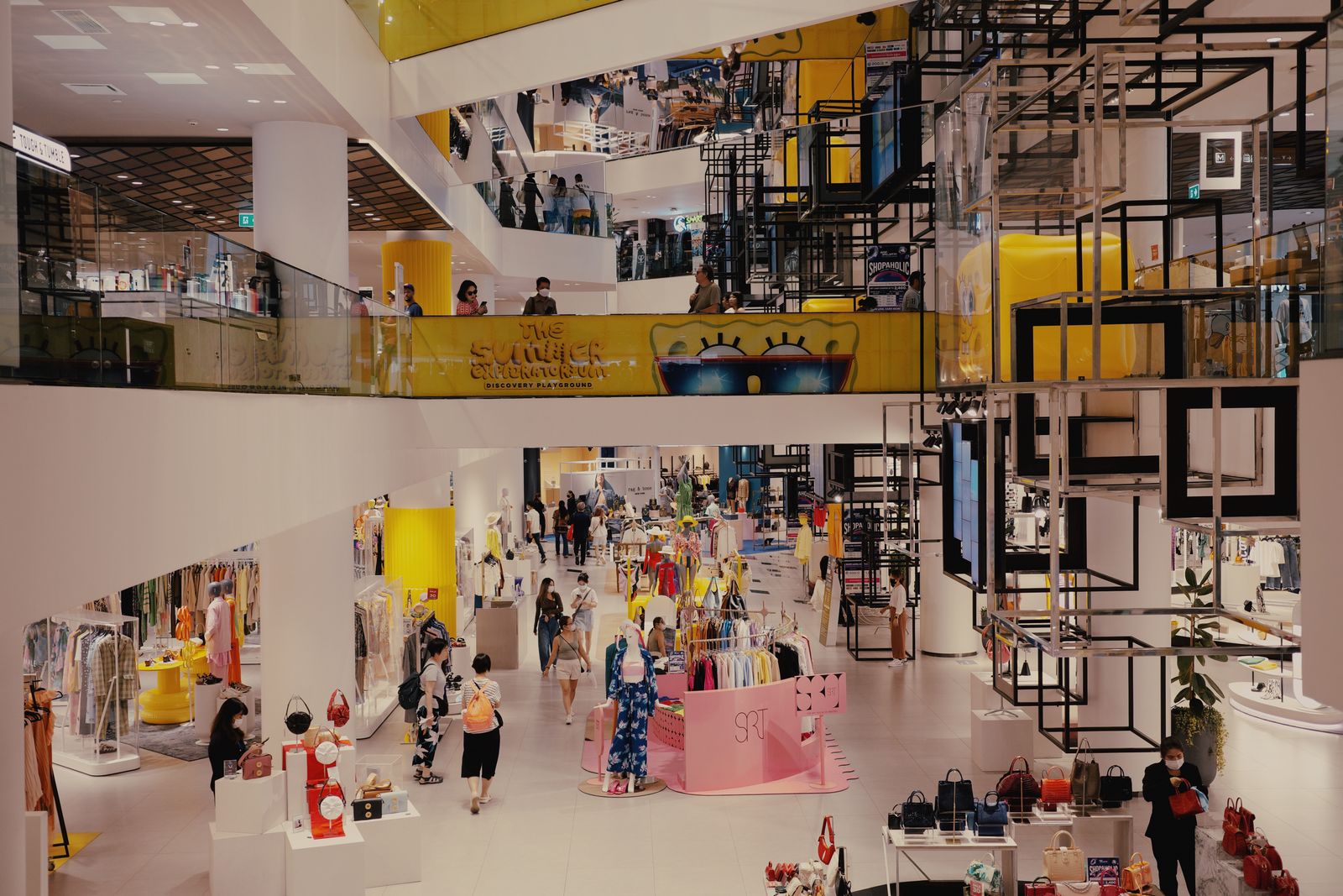 Interior de una tienda de moda y calzado en un centro comercial