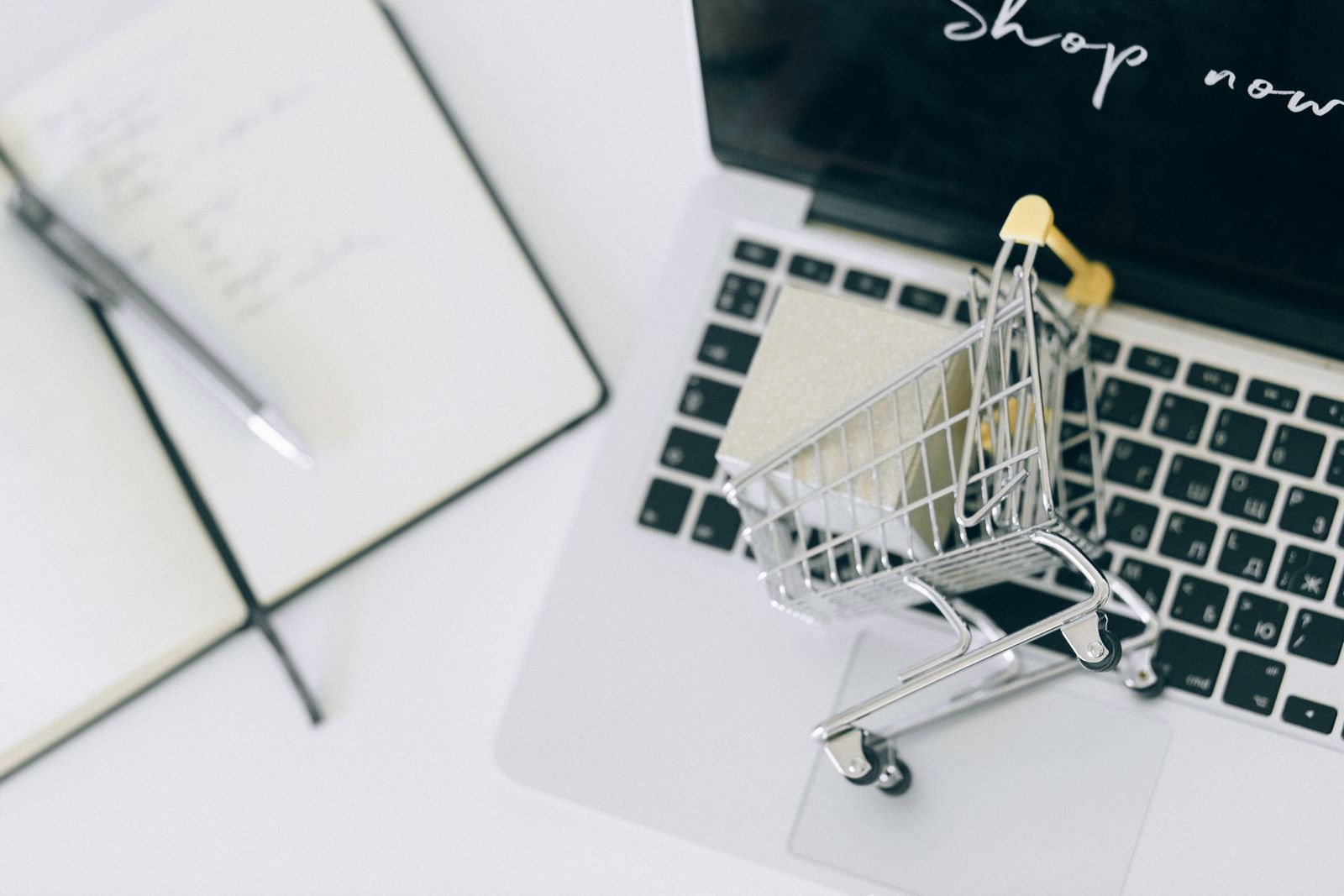 Consumidor usando el teléfono móvil para comprar alimentos en un supermercado