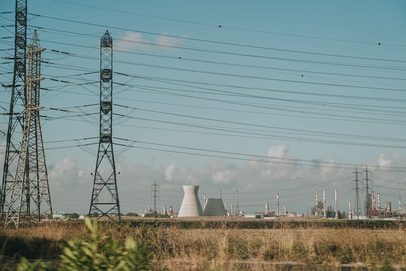 Infraestructura energética e industrial con torres eléctricas y edificaciones de centros de datos
