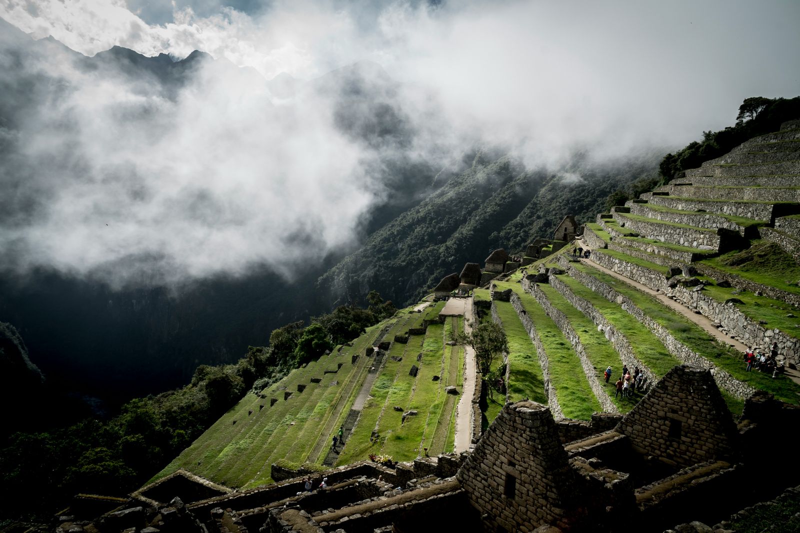 Terrazas agrícolas de piedra en un paisaje montañoso andino