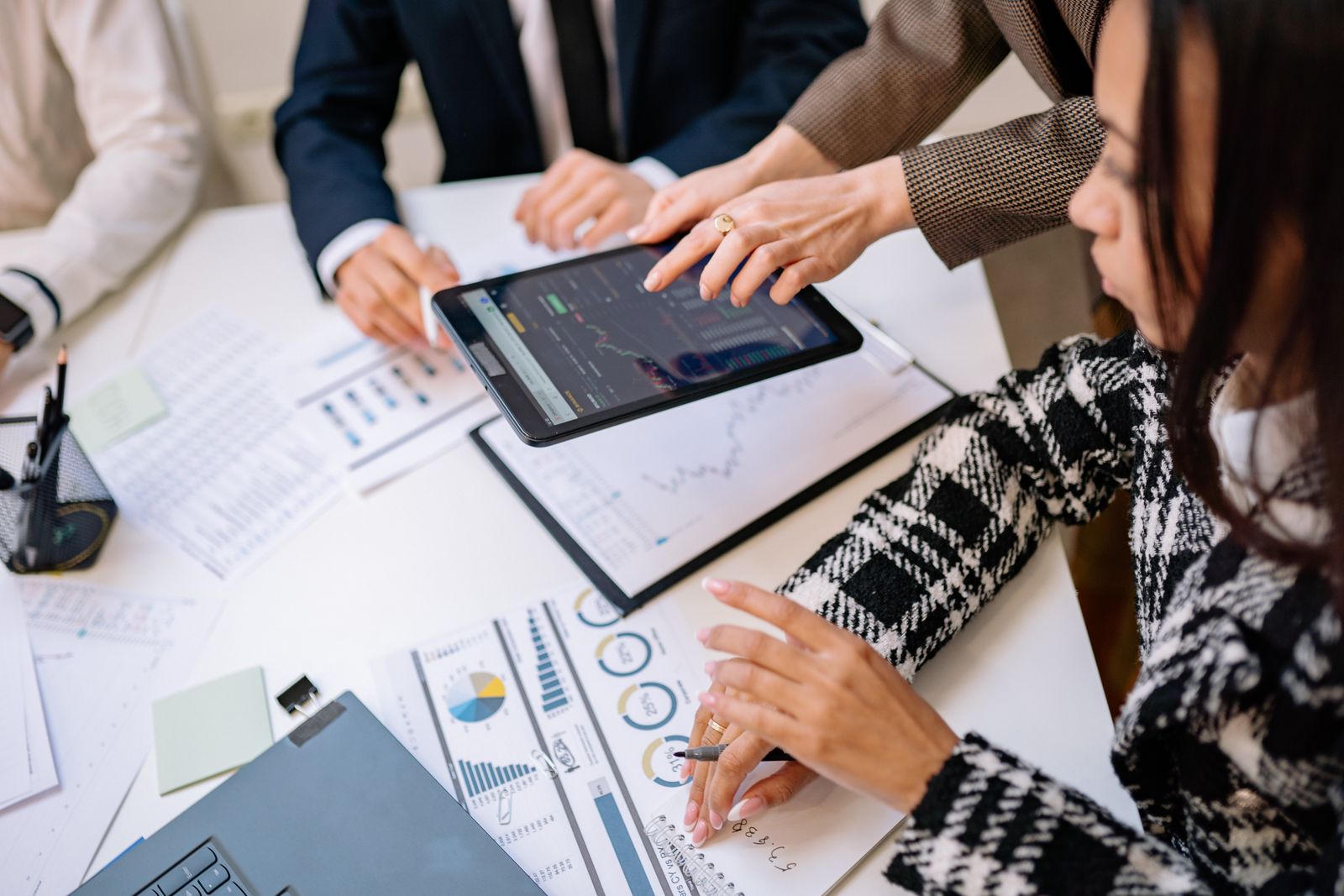 Profesionales trabajando con computadoras y datos en una oficina moderna