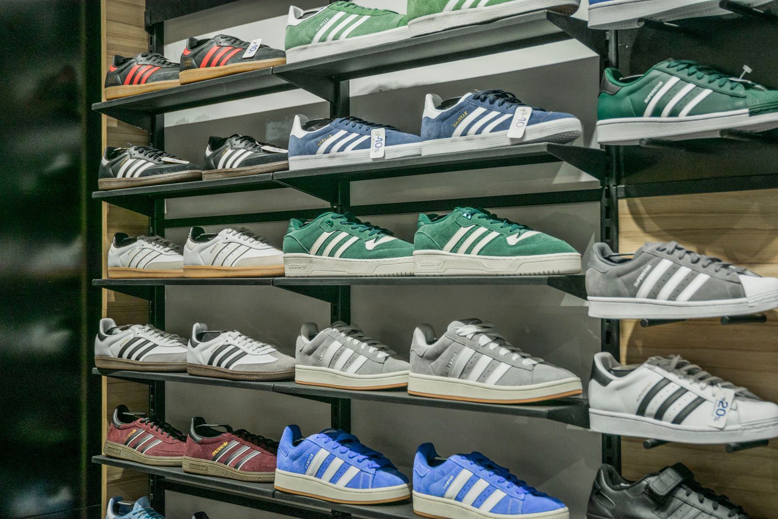 Interior de una gran tienda de artículos deportivos con exhibidores de calzado y ropa