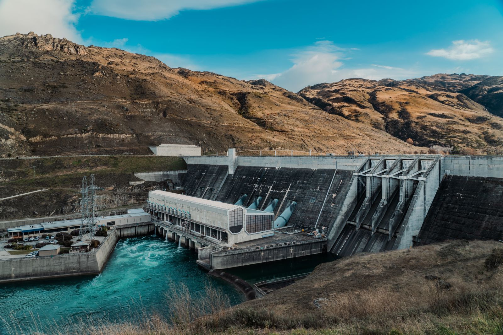 Infraestructura de generación eléctrica renovable con represa y paneles solares en América Latina