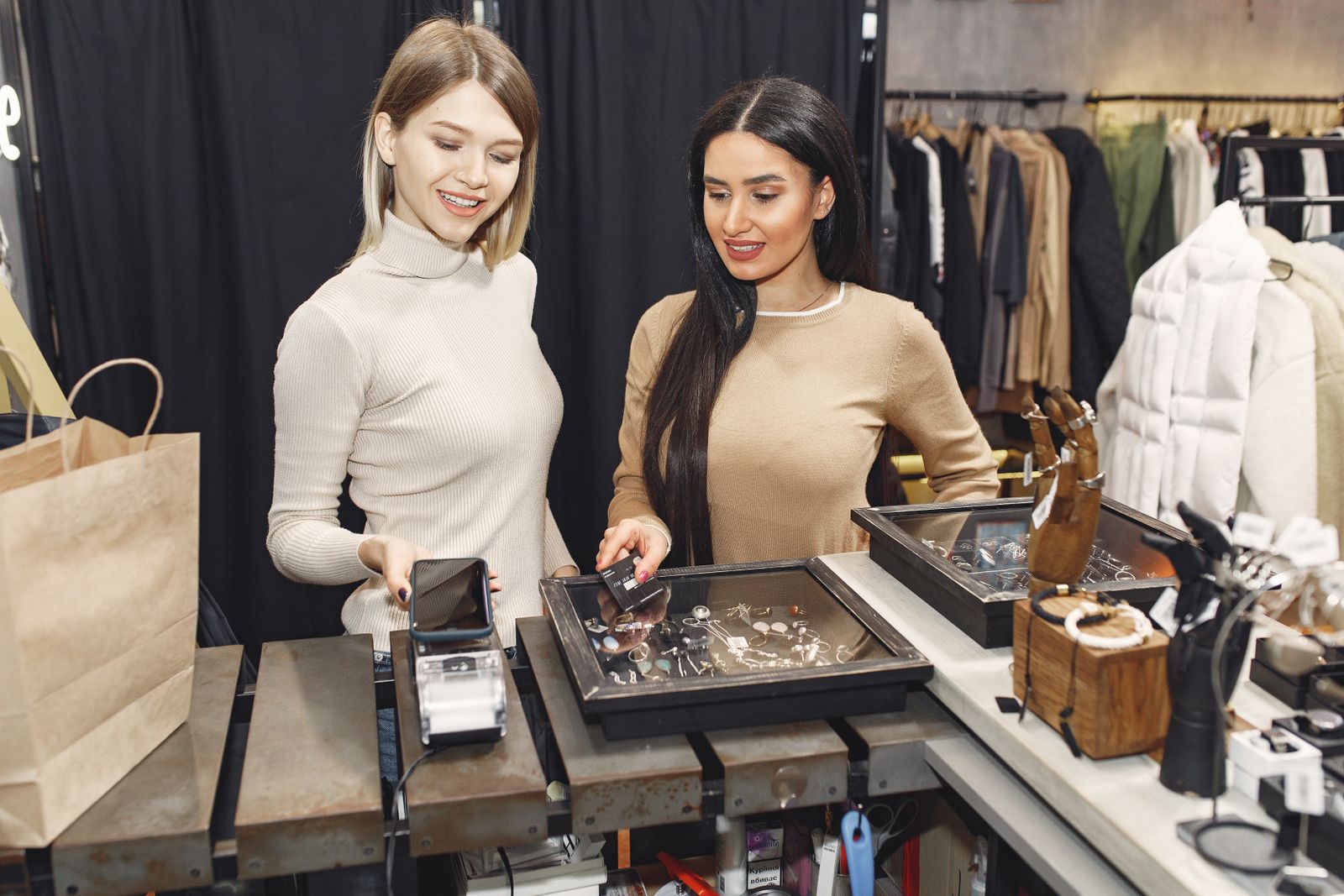 Vitrina de una tienda premium de accesorios de moda y cosmética