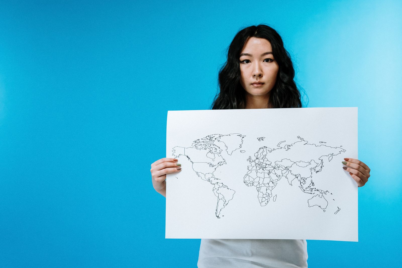 Mujeres profesionales trabajando con computadoras en un espacio colaborativo