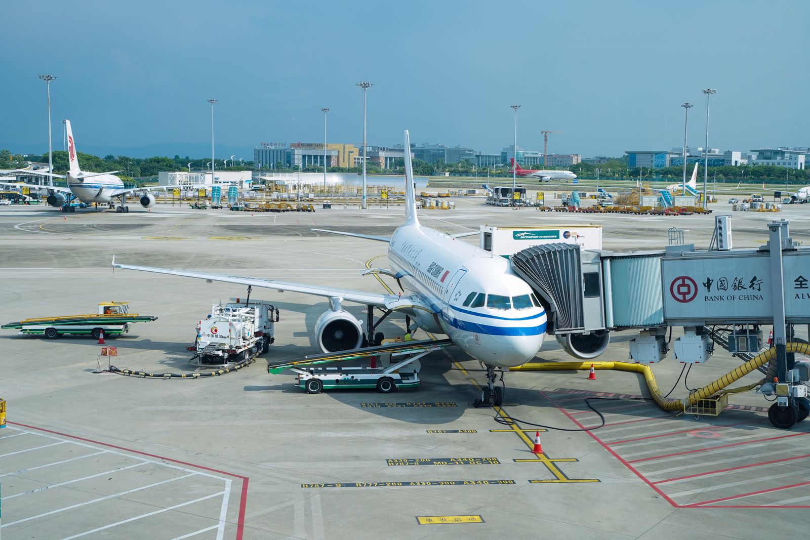 Avión comercial siendo abastecido de combustible en la plataforma de un aeropuerto