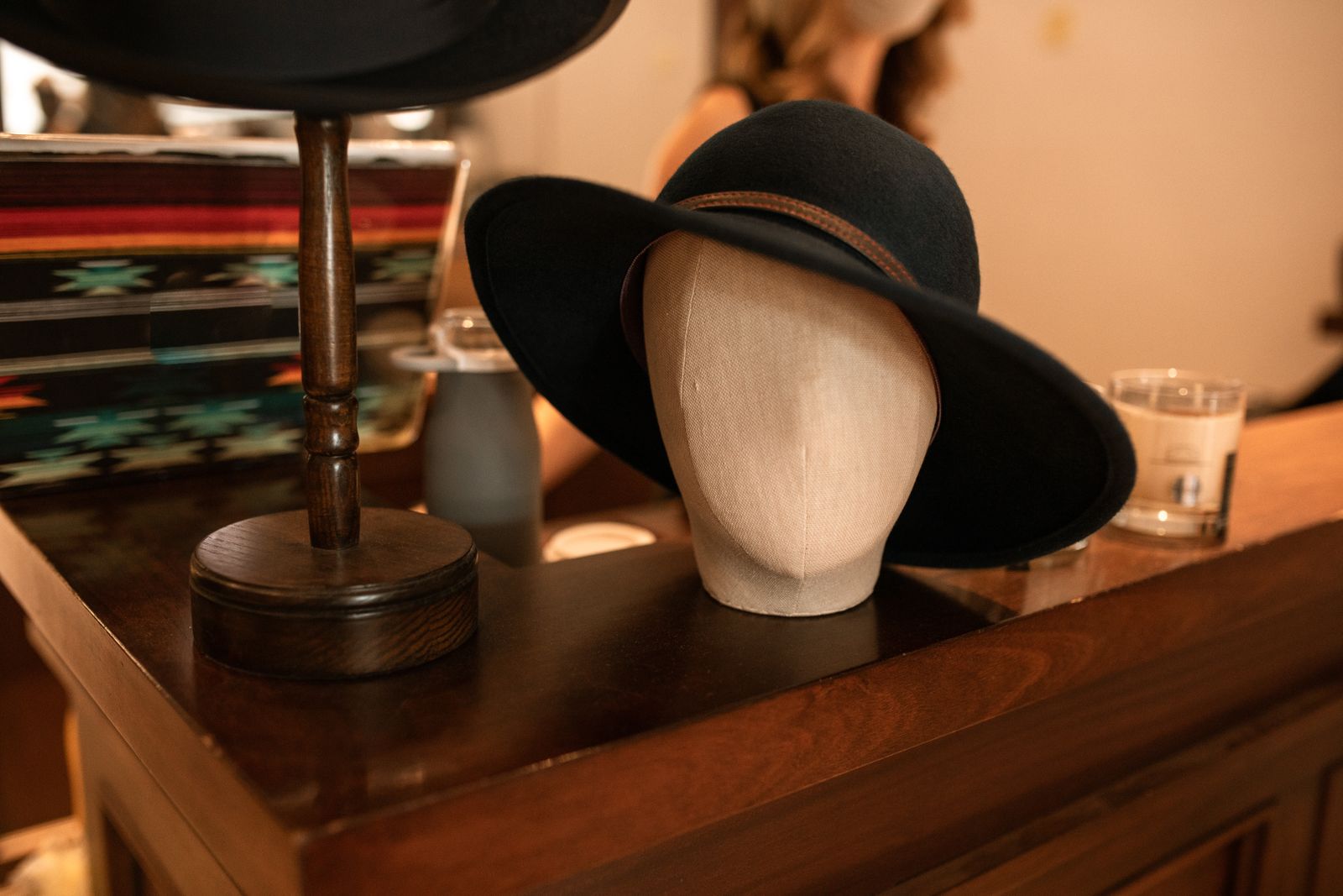 Interior de una tienda de accesorios de moda con vitrinas y estanterías