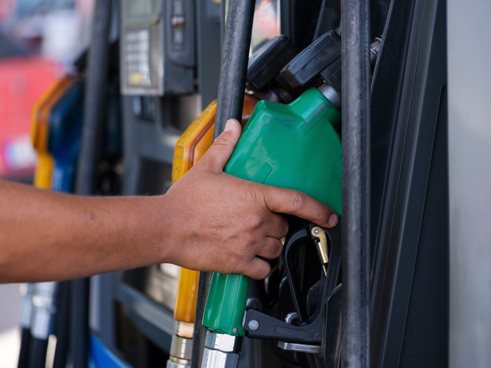 Surtidores de combustible en una estación de servicio al atardecer