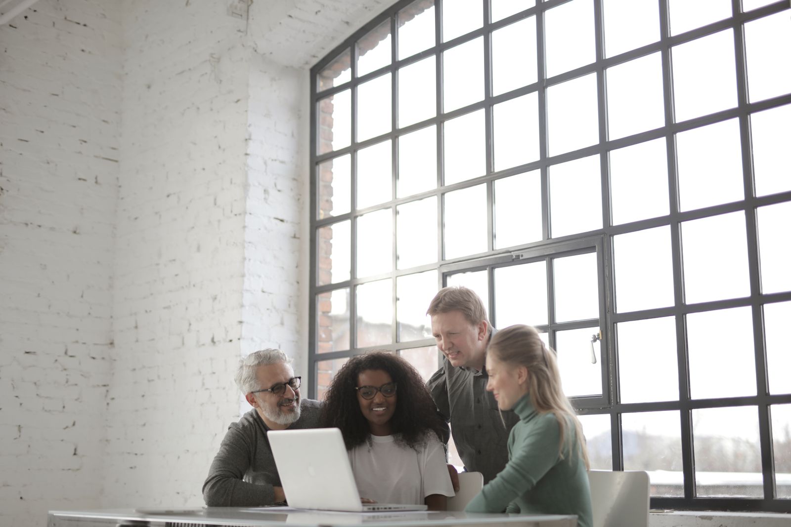Oficina de coworking con personas trabajando en un entorno de startups tecnológicas