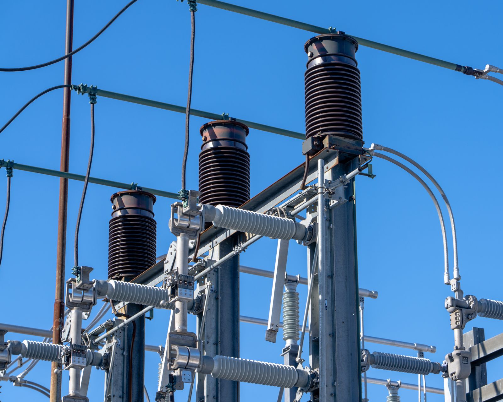 Equipos y maquinaria de servicios petroleros en una instalación industrial