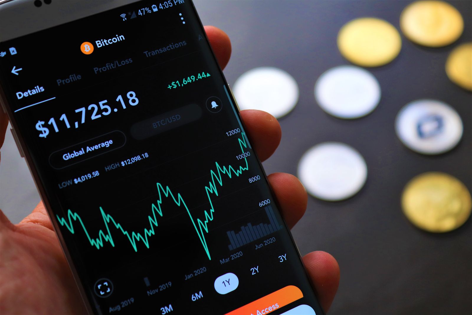 Teléfono móvil con una aplicación de banca digital sobre un escritorio