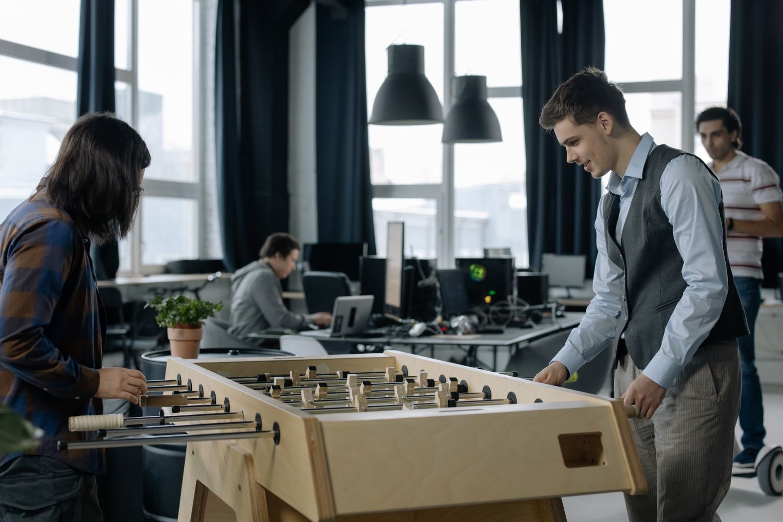 Emprendedores trabajando en un espacio de coworking tecnológico