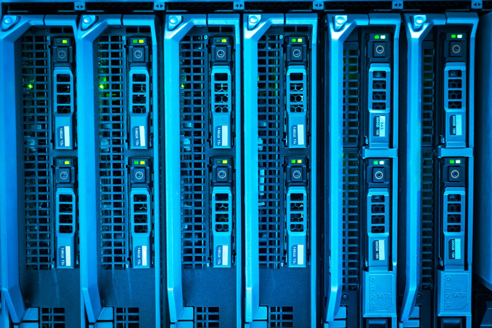 Servidor de datos y equipos de red en un centro tecnológico