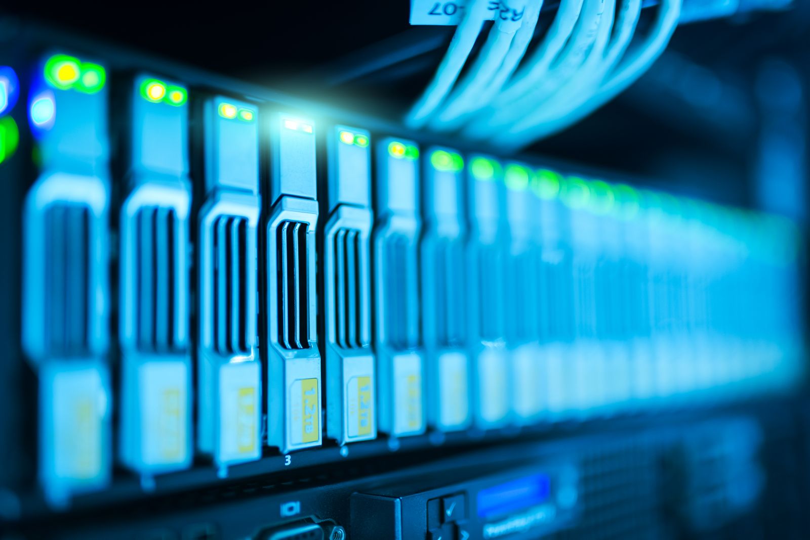 Interior de un centro de datos con filas de servidores