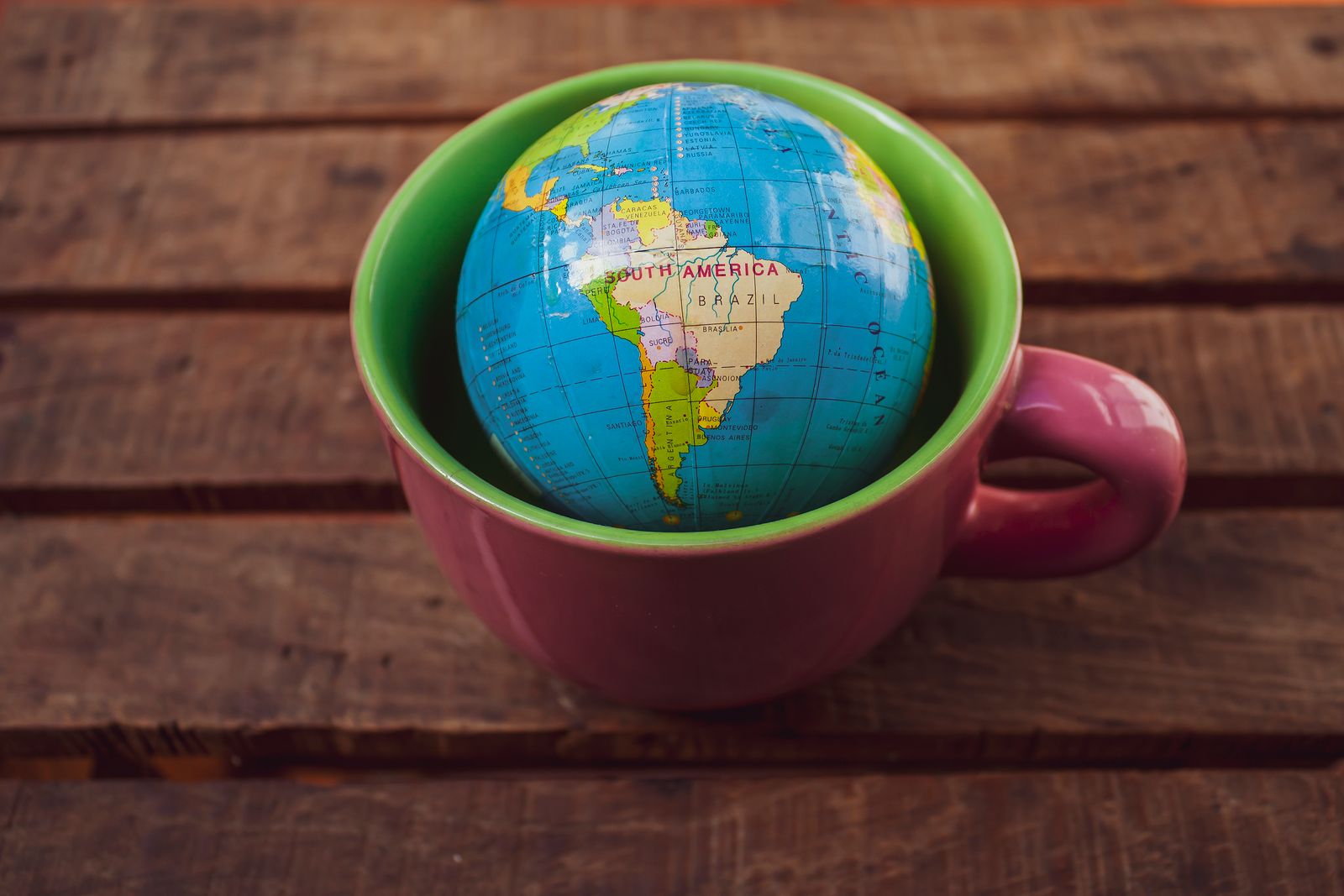 Edificios corporativos modernos en un distrito financiero de América Latina
