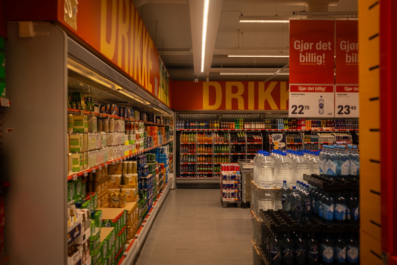 Estantes de un supermercado con productos de consumo masivo