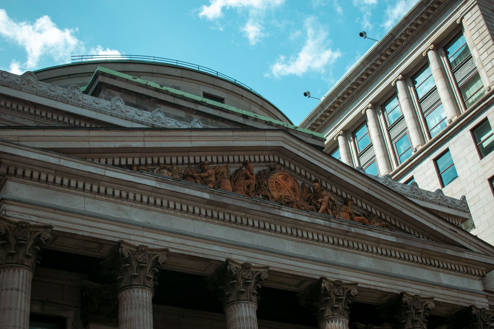 Edificios de oficinas del sector financiero en una ciudad latinoamericana