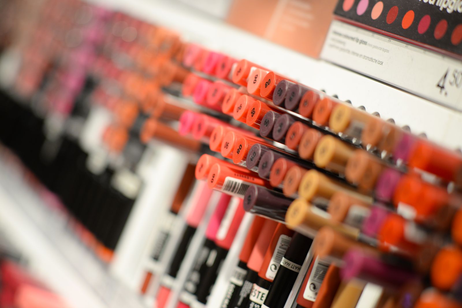 Interior de una tienda de cosméticos con productos de maquillaje en exhibición