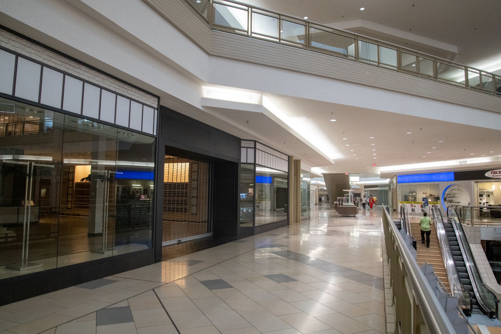 Interior de un centro comercial moderno con tiendas de retail