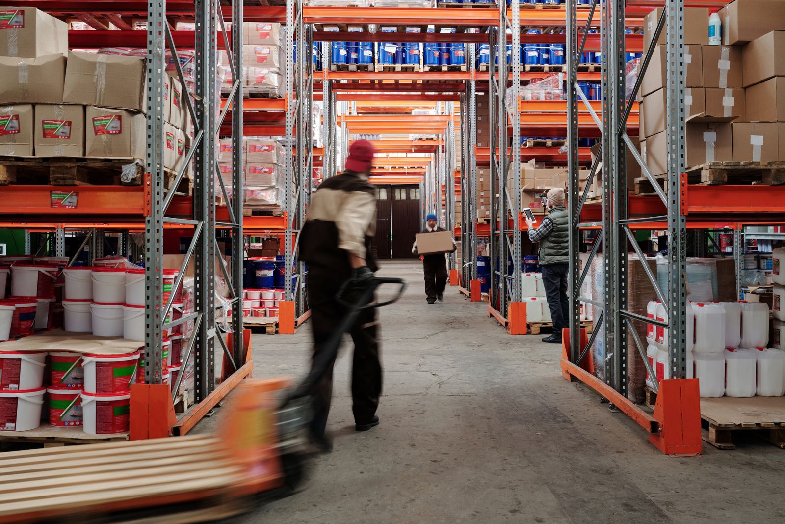 Interior de un gran centro de distribución logístico con estanterías y cajas