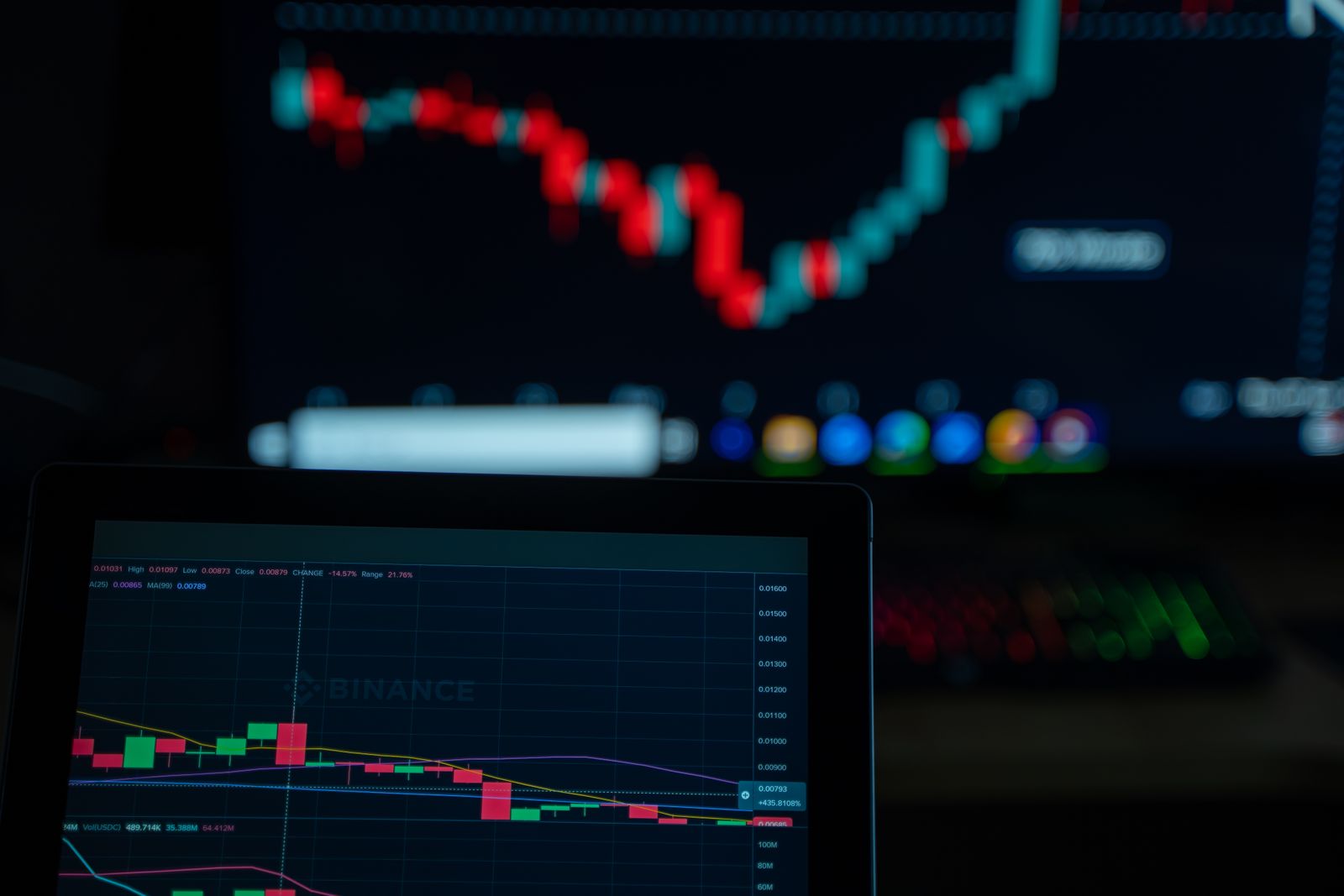 Distrito financiero con edificios de oficinas modernos que representa la inversión extranjera