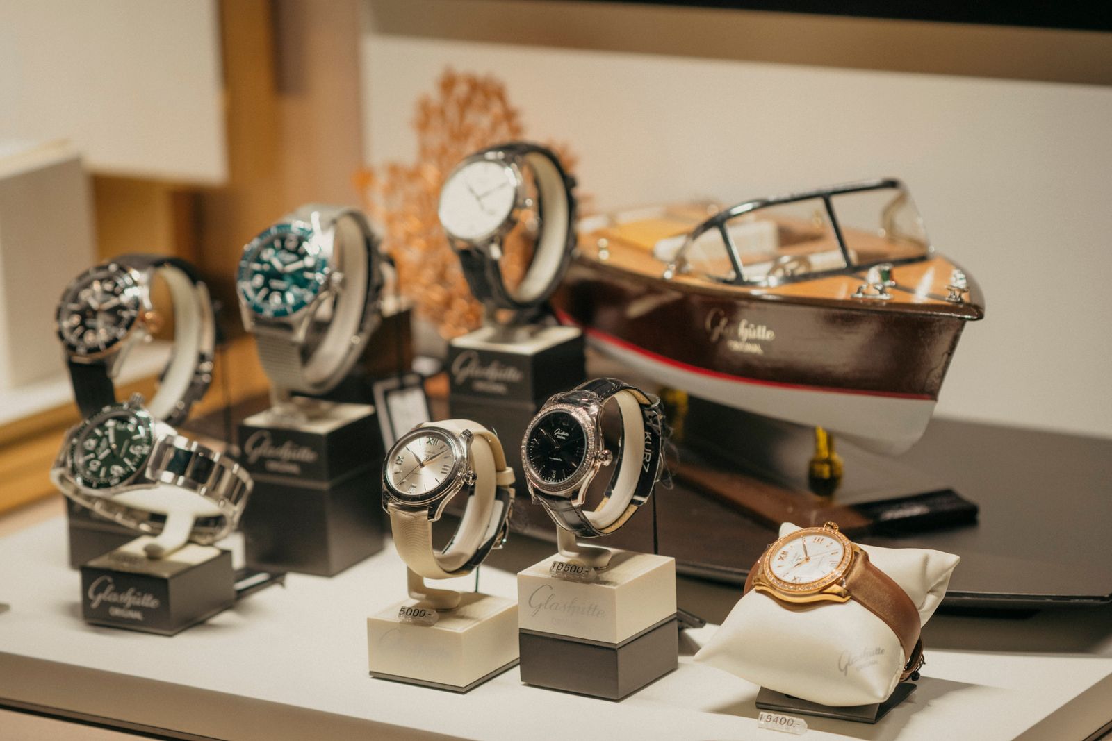 Relojes de lujo exhibidos en una vitrina de una tienda especializada