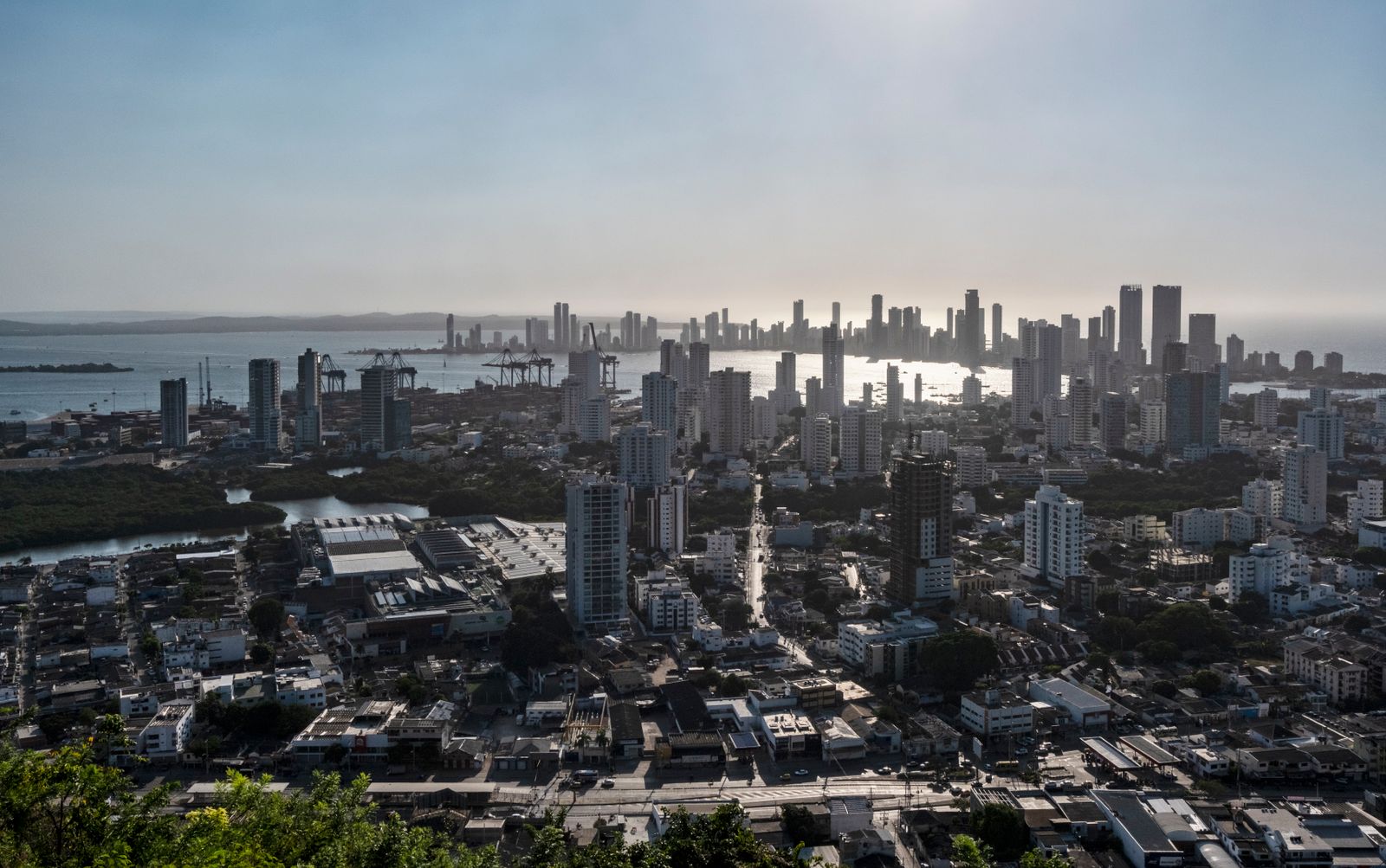 Ciudad latinoamericana moderna que representa el crecimiento económico y digital de la región
