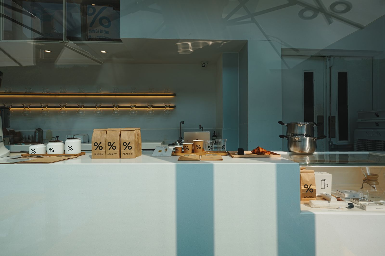 Interior de una cafetería moderna con tecnología digital integrada