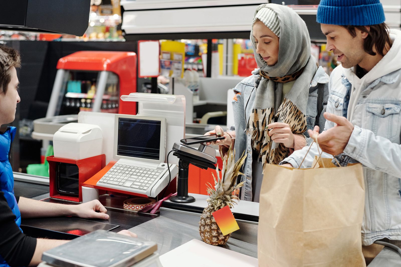 Teléfono escaneando un código QR en un producto de supermercado