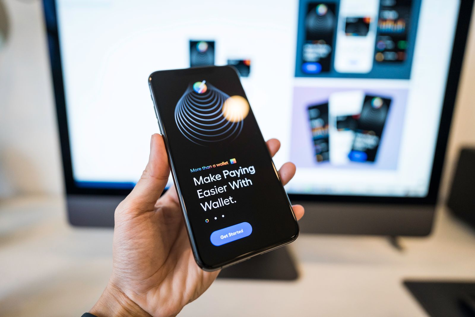 Persona utilizando una aplicación de pagos digitales en un teléfono móvil