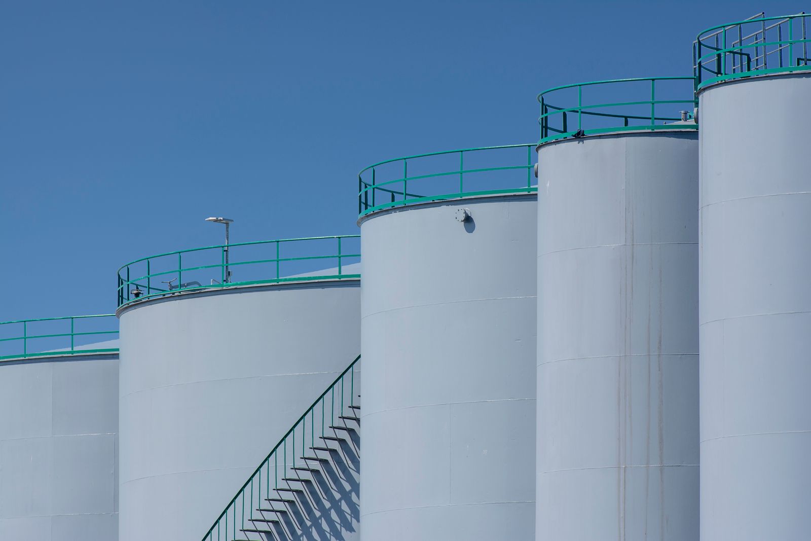 Instalaciones de una refinería de petróleo con tanques y tuberías