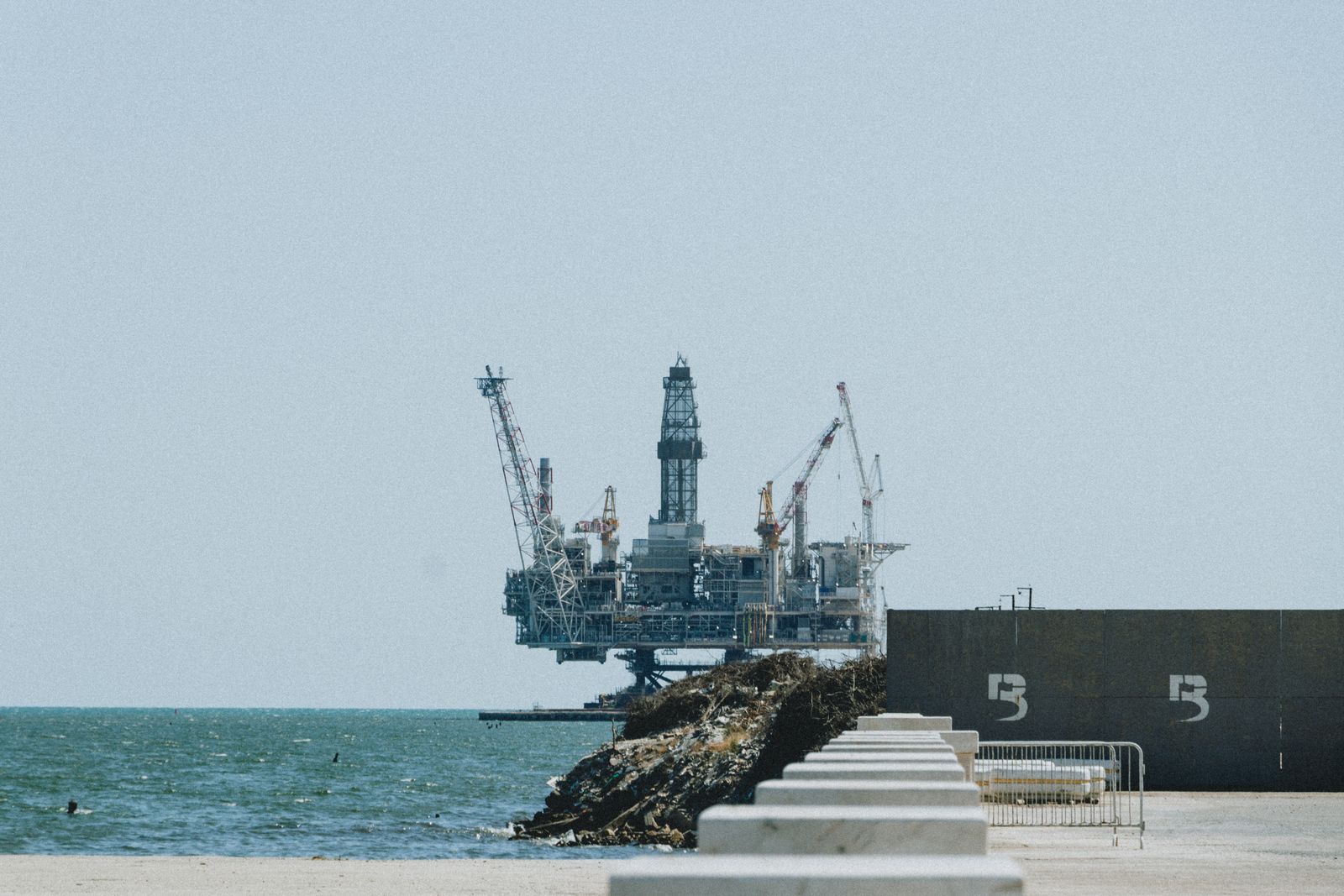 Plataforma de exploración petrolera en el mar durante el amanecer